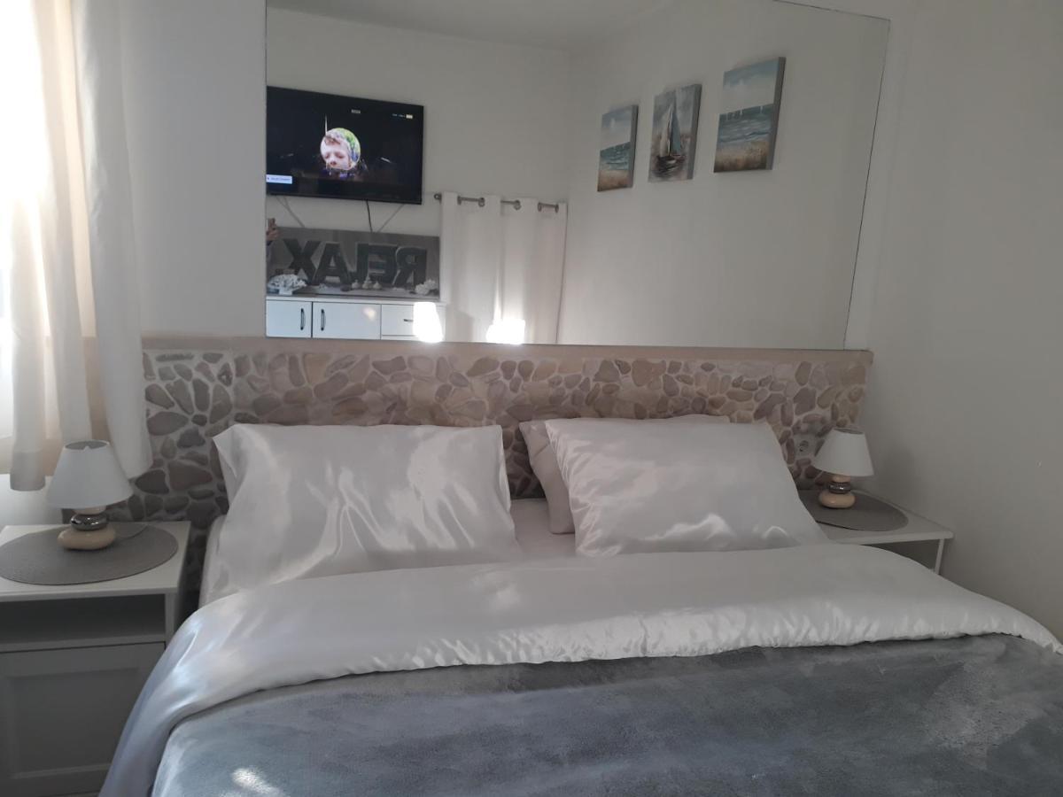 Relax Tiny Villas 40 Meters Of The Beach Zrnovo Exterior photo